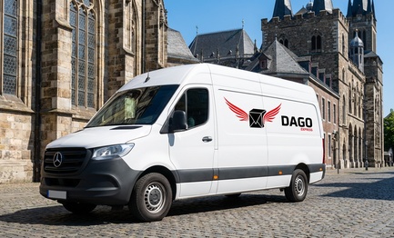DAGO Express Kurierdienst Sprinter vor Aachener Dom in Aachen