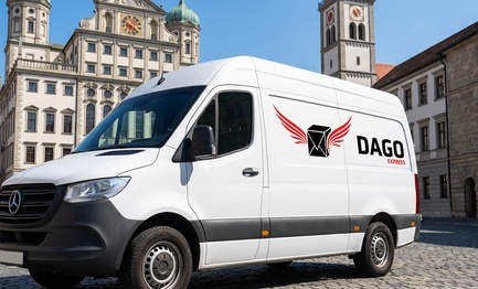 DAGO Express Kurierdienst Sprinter vor Augsburger Rathaus mit Perlachturm in Augsburg