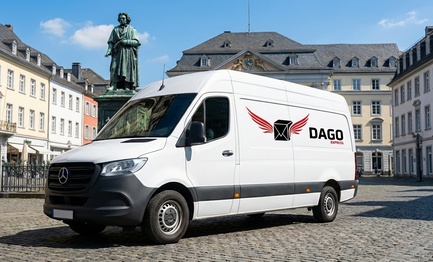 DAGO Express Kurierdienst Sprinter vor Bonner Muenster in Bonn