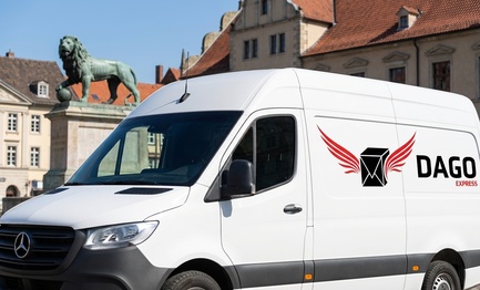 DAGO Express Kurierdienst Sprinter vor Braunschweiger Loewe auf dem Burgplatz in Braunschweig