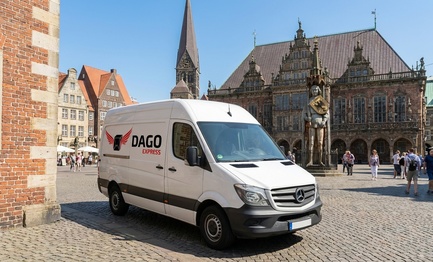 DAGO Express Kurierdienst Sprinter vor Bremer Rathaus am Marktplatz in Bremen