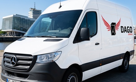 DAGO Express Kurierdienst Sprinter vor Havenwelten am Hafen in Bremerhaven