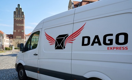 DAGO Express Kurierdienst Sprinter vor Hochzeitsturm auf der Mathildenhoehe in Darmstadt