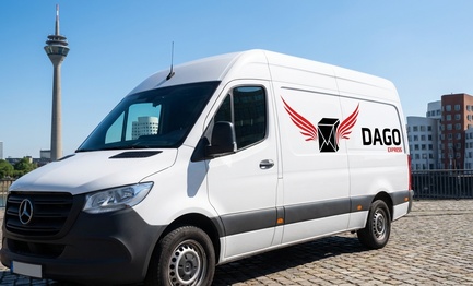 DAGO Express Kurierdienst Sprinter vor Rheinturm am Medienhafen in Duesseldorf