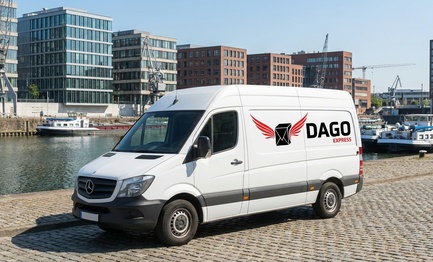 DAGO Express Kurierdienst Sprinter vor Duisburger Innenhafen in Duisburg