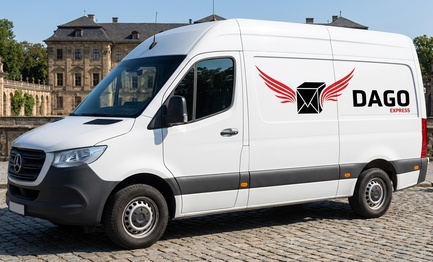 DAGO Express Kurierdienst Sprinter vor Markgraefliches Schloss in Erlangen