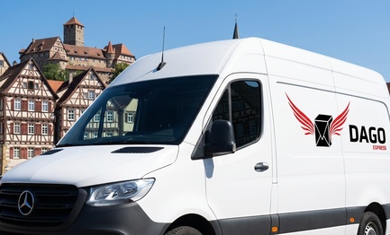 DAGO Express Kurierdienst Sprinter vor Esslinger Burg und Fachwerkhaeuser in Esslingen
