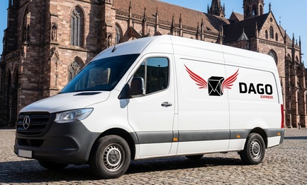 DAGO Express Kurierdienst Sprinter vor Freiburger Muenster in Freiburg