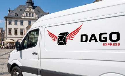 DAGO Express Kurierdienst Sprinter vor Geraer Rathaus am Marktplatz in Gera