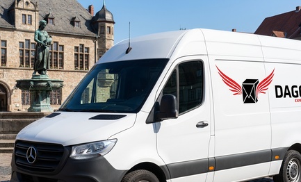 DAGO Express Kurierdienst Sprinter vor Gaenseliesel-Brunnen und Altes Rathaus in Goettingen