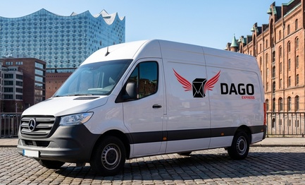 DAGO Express Kurierdienst Sprinter vor Elbphilharmonie und Speicherstadt in Hamburg