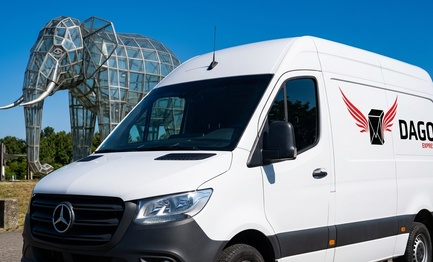 DAGO Express Kurierdienst Sprinter vor Glaselefant im Maximilianpark in Hamm