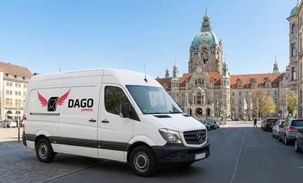 DAGO Express Kurierdienst Sprinter vor Neues Rathaus in Hannover
