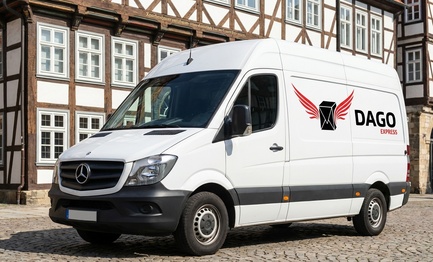 DAGO Express Kurierdienst Sprinter vor Hildesheimer Fachwerkaltstadt in Hildesheim