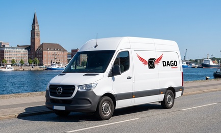 DAGO Express Kurierdienst Sprinter vor Kieler Hafen und Rathausturm in Kiel
