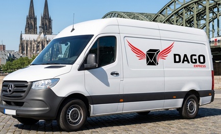 DAGO Express Kurierdienst Sprinter vor Koelner Dom in Koeln