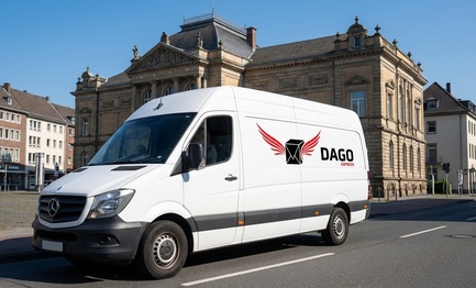 DAGO Express Kurierdienst Sprinter vor Krefelder Stadttheater in Krefeld