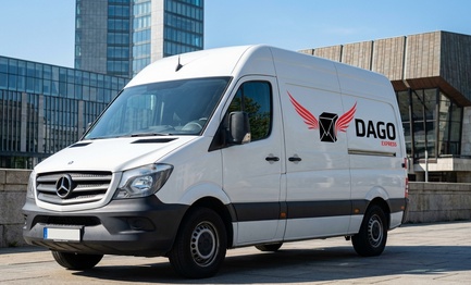 DAGO Express Kurierdienst Sprinter vor Leipziger City-Hochhaus in Leipzig