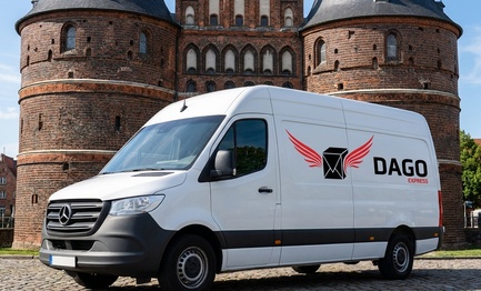 DAGO Express Kurierdienst Sprinter vor Holstentor in Luebeck