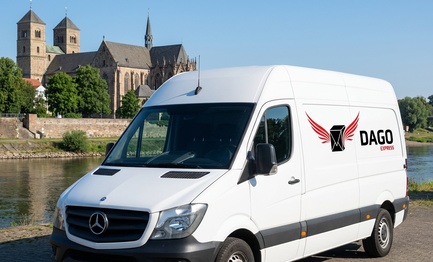 DAGO Express Kurierdienst Sprinter vor Mindener Dom an der Weser in Minden