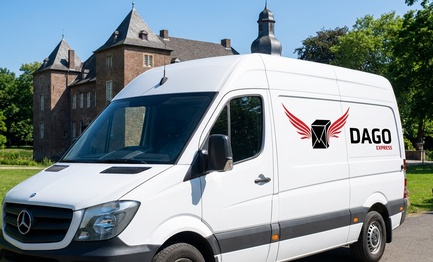 DAGO Express Kurierdienst Sprinter vor Schloss Moers in Moers