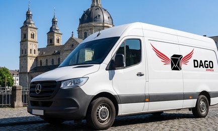 DAGO Express Kurierdienst Sprinter vor Quirinus-Muenster in Neuss
