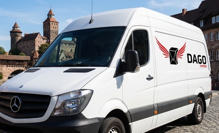 DAGO Express Kurierdienst Sprinter vor Nuernberger Kaiserburg in Nuernberg
