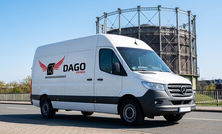 DAGO Express Kurierdienst Sprinter vor Gasometer Oberhausen in Oberhausen