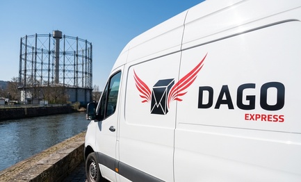 DAGO Express Kurierdienst Sprinter vor Pforzheimer Gasometer am Fluss in Pforzheim