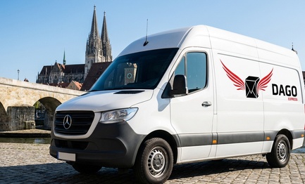 DAGO Express Kurierdienst Sprinter vor Steinerne Bruecke und Regensburger Dom in Regensburg