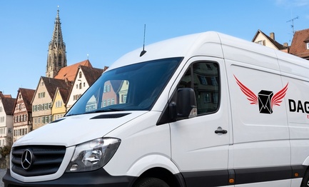 DAGO Express Kurierdienst Sprinter vor Marienkirche und Fachwerkhaeuser in Reutlingen