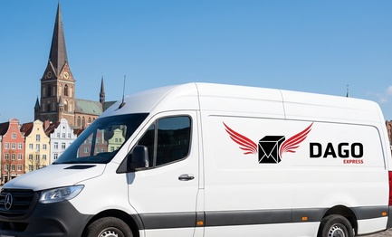 DAGO Express Kurierdienst Sprinter vor Rostocker Petrikirche am Hafen in Rostock