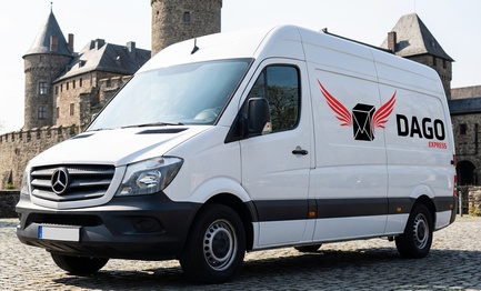 DAGO Express Kurierdienst Sprinter vor Schloss Burg in Solingen