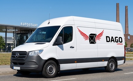DAGO Express Kurierdienst Sprinter vor Autostadt und VW-Werk in Wolfsburg