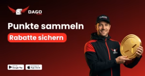 DAGO Express Fahrer in schwarz-roter Firmenjacke und Cap hält stolz die goldene Bonus-Münze mit Stern – das neue DAGO Express Treueprogramm: Punkte sammeln, Rabatte sichern.